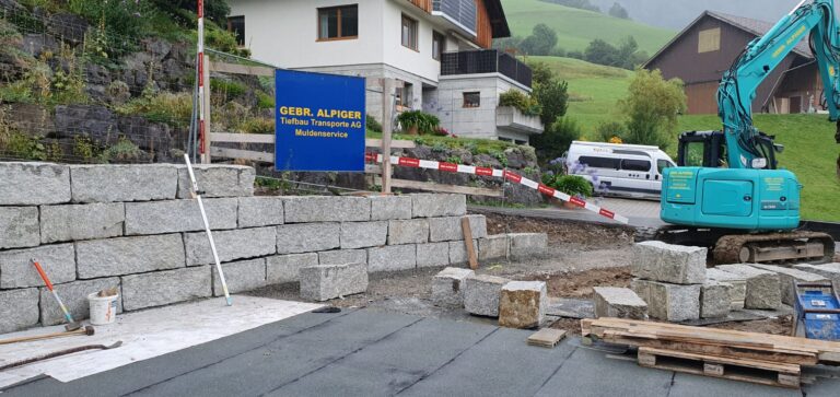 Natursteinmauer mit Quadersteiner